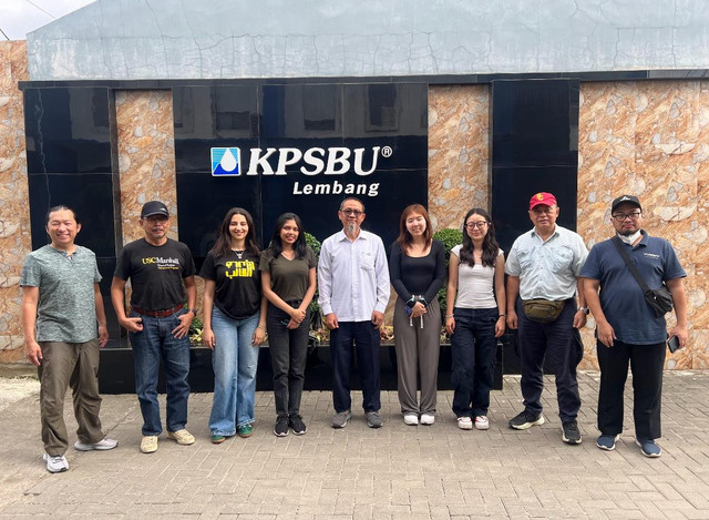 Foto : Mahasiswa USC Marshall Bersama Pengurus KPSBU Lembang dan Emil Arifin, Pemilik Taurus Farm