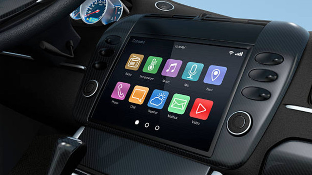 Ilustrasi cara mengatasi layar sentuh head unit tidak berfungsi. Foto: iStock
