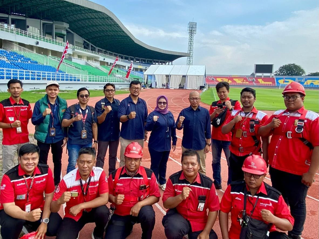 Telkom dukung kesuksesan peresmian 17 stadion standar FIFA dengan menghadirkan jaringan andal di Stadion Gelora Delta Sidoarjo dan disiarkan secara daring di 16 stadion lainnya pada Senin (17/3). Foto: Dok. Telkom