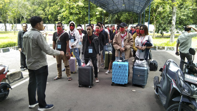 Kemensos mendampingi PMI korban perdagangan orang dari Myanmar yang tiba di Bandara Soekarno-Hatta. Foto: Dok. Kemensos