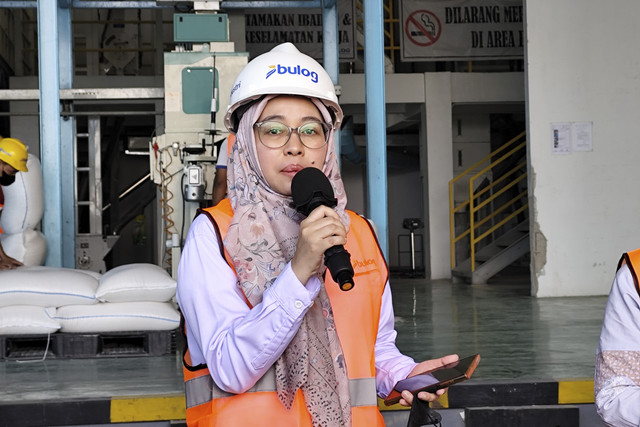 Wakil Pemimpin Wilayah Bulog Jawa Tengah Fadillah Rachmawati di Sentra Penggilingan Padi Bulog di Sragen, Jawa Tengah, Jumat (21/3/2025). Foto: Widya Islamiati/kumparan