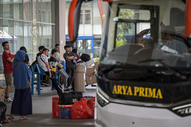 Sejumlah calon penumpang menunggu jadwal keberangkatan bus di Terminal Terpadu Pulo Gebang, Jakarta, Jumat (21/3/2025). Foto: ANTARA FOTO/Fauzan