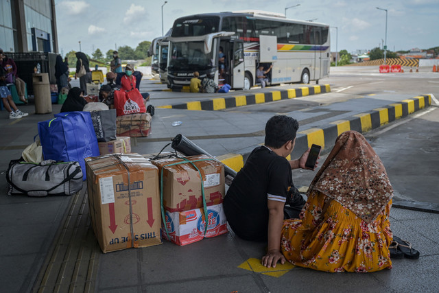 Sejumlah calon penumpang menunggu jadwal keberangkatan bus di Terminal Terpadu Pulo Gebang, Jakarta, Jumat (21/3/2025). Foto: ANTARA FOTO/Fauzan