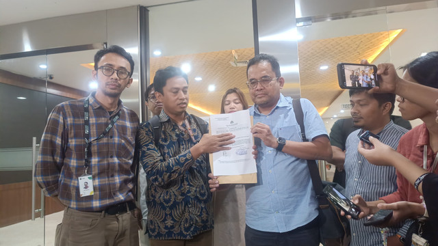 Didampingi KKJ dan LBH, Tempo membuat laporan di Bareskrim Polri terkait peristiwa pengiriman paket berisi kepala babi, Jumat (21/3/2025). Foto: Thomas Bosco/kumparan