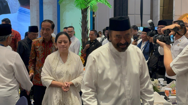 Momen Ketua Umum NasDem Surya Paloh, Ketua DPP PDIP Puan Maharani, dan Presiden ke-7 Joko Widodo jalan bersama memasuki ballroom NasDem Tower di acara Bukber NasDem pasa Jumat (21/3). Foto: Abid Raihan/kumparan