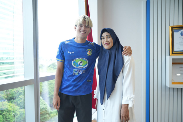 Pemain Persiba Balikpapan Muhammad Ilham bersama ibunya, Darmawati. (ist)