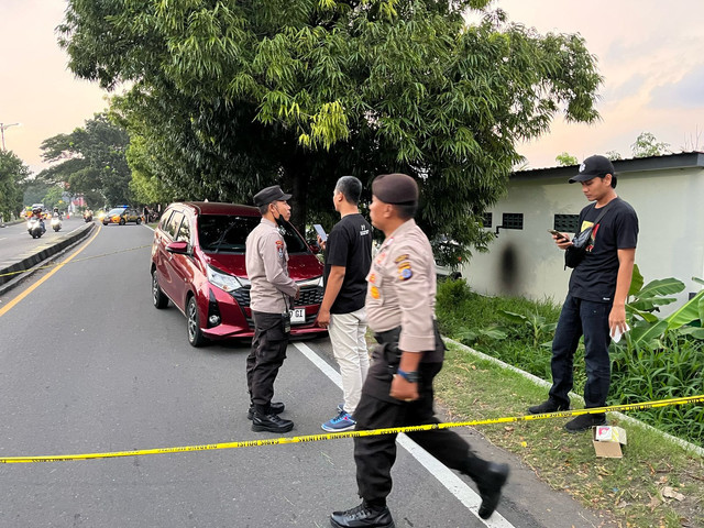 Pria yang belum diketahui identitasnya ditemukan meninggal dunia di dalam mobil di Kabupaten Bantul. Foto: Dok. Polres Bantul