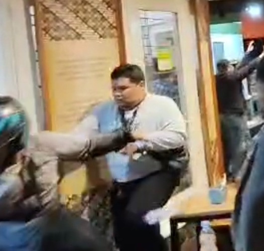 Faqih, wartawan kompas.com, dikira intel polisi oleh pendemo, pada demo tolak RUU TNI di Bandung Jumat (21/3) hingga Sabtu (22/3) dini hari. Ia dipukul oleh beberapa pendemo. Foto: Dok kumparan
