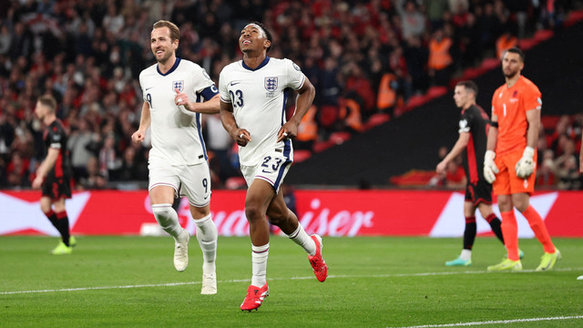 Selebrasi Harry Kane dan Myles Lewis-Skelly saat Inggris vs Albania dalam laga matchday pertama Grup K Kualifikasi Piala Dunia di Stadion Wembley, Sabtu (22/3) dini hari WIB Foto: REUTERS/David Klein