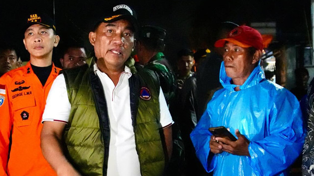 Gubernur Sulawesi Utara, Yulius Selvanus, saat meninjau banjir di Kecamatan Singkil, Kota Manado.