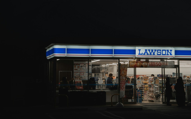 Tempat Makan di Rest Area KM 39. Foto: Lawson. Sumber: unsplash.com/Ong Cheng Zheng.