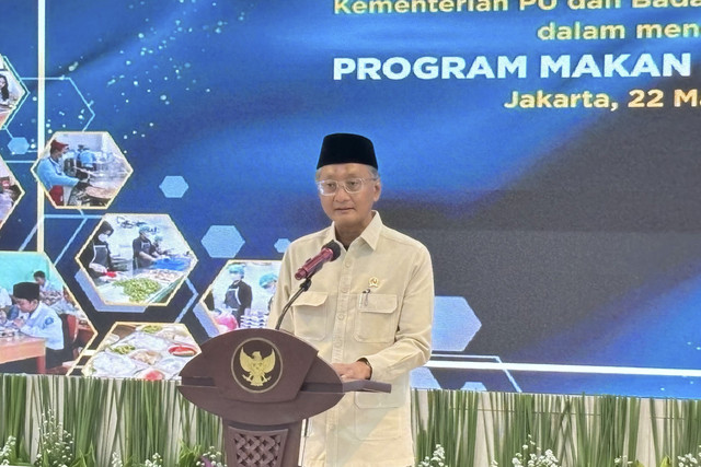 Menteri PU Dody Hanggodo dalam Penandatanganan Kesepakatan Bersama dan Perjanjian Kerja Sama Sinergi Dukungan Program Makan Bergizi Gratis, Sabtu (22/3/2025).  Foto: Ave Airiza Gunanto/kumparan