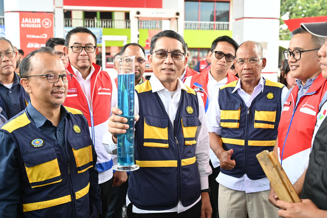 Sekretaris Jenderal Kementerian ESDM, Dadan Kusdiana (tengah) saat melakukan peninjauan BBM di SPBU 24.302.129 Palembang, Jumat (21/3/2025). Foto: Dok. Pertamina