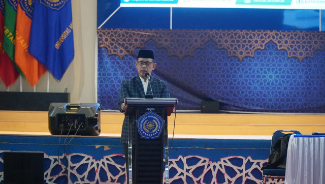 Rektor Universitas Muhammadiyah (Unismuh) Makassar Dr Ir Abd Rakhim Nanda ST, MT, IPU membawakan sambutan dalam rangka membuka acara Bimtek Bertajuk Peningkatan Soft Skil Promosi PMB Bagi Penerima KIP, Sabtu 22 Maret 2025
