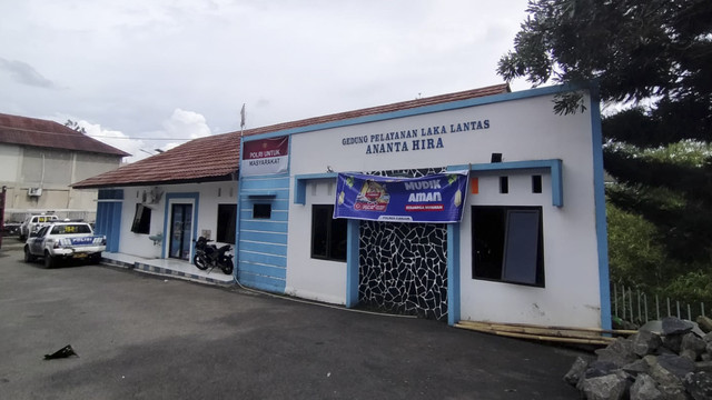 Sopir mobil berplat Kejaksaan yang menabrak sejumlah kendaraan menjalani pemeriksaan di unit Gakkum Satlantas Polres Cianjur, Sabtu (22/3/2025). Foto: Dok. kumparan