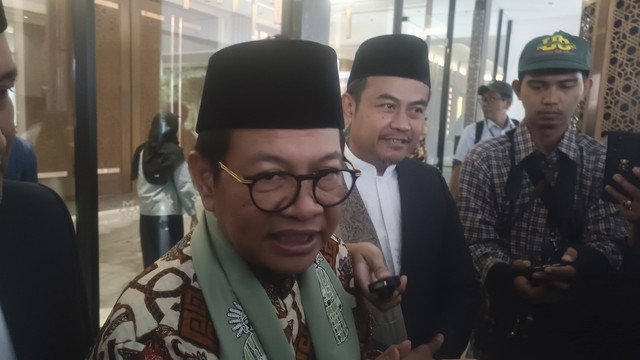 Gubernur Jakarta Pramono Anung menjawab pertanyaan wartawan saat pemberian santunan anak yatim di Ponpes Minhajurrosyidin, Cipayung, Jakarta Timur, Sabtu (22/3/2025). Foto: Thomas Bosco/kumparan