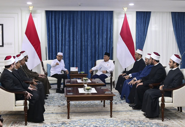 Presiden Prabowo Subianto menerima Ustaz Adi Hidayat (UAH) bersama sepuluh orang guru dari Universitas Al-Azhar di Mesir yang sedang mengajar di beberapa provinsi di Indonesia. Foto: Instagram/ @prabowo