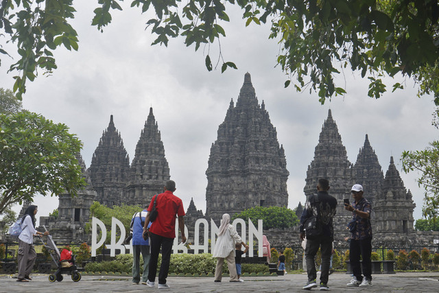 Warga berfoto di pintu masuk kompleks Candi Prambanan, Sleman, DI Yogyakarta, Sabtu (22/3/2025). Foto: Anis Efizudin/ANTARA FOTO