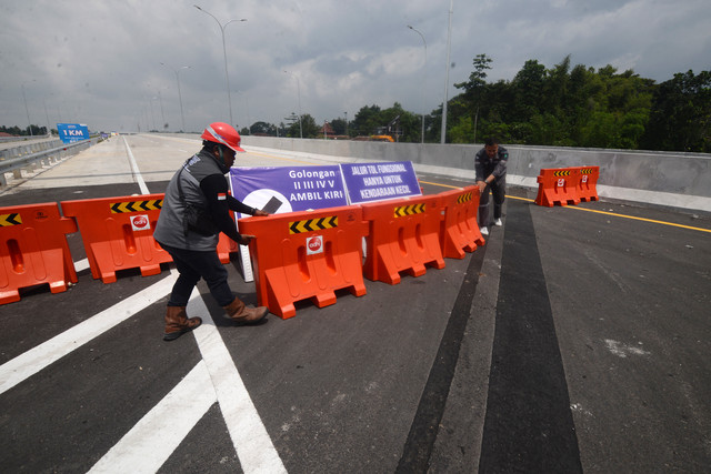 Pekerja memasang pembatas jalan di tol fungsional segmen Prambanan-Tamanmartani di Klaten, Jawa Tengah, Sabtu (22/3/2025). Foto: ANTARA FOTO/Aloysuis Jarot Nugroho