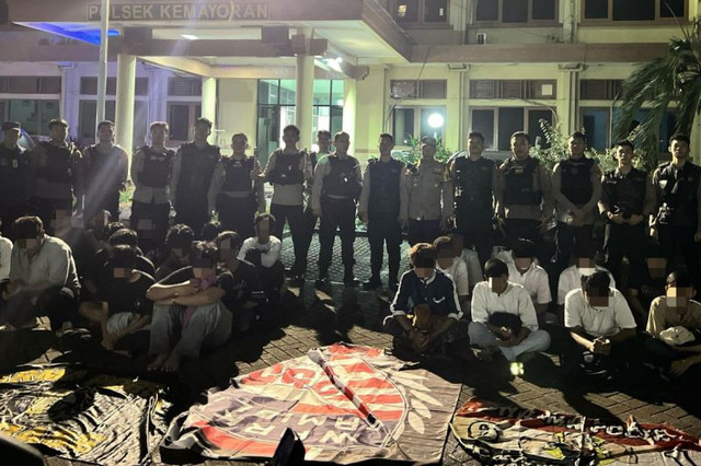 Puluhan remaja yang diduga anggota geng motor diamankan Polres Metro Jakarta Pusat pada Sabtu (22/3). Foto: Antara