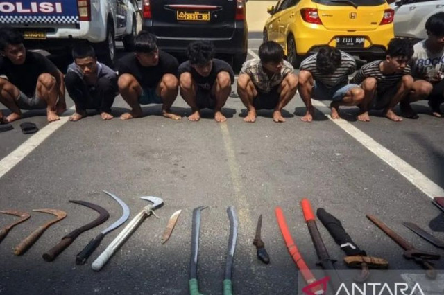 Polisi mengamankan sejumlah pelaku yang diduga merupakan anggota geng motor, yang menganiaya lalu merampas barang berharga milik korban pada Sabtu (22/3) Foto: Antara