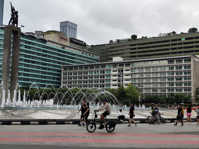Suasana hari bebas kendaraan atau car free day di kawasan Bundaran HI, Jakarta, Minggu (23/3/2025) Foto: Luthfi Humam/kumparan