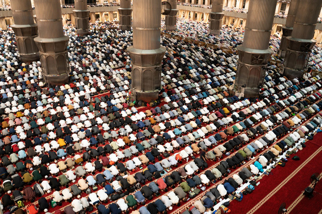 Umat melaksanakan salat Qiyamul Lail saat iktikaf di Masjid Istiqlal, Jakarta, Minggu (23/3/2025). Foto: Ferlian Septa Wahyusa/ANTARA FOTO