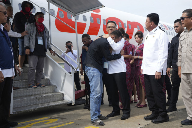 Seorang Warga Negara Indonesia korban Tindak Pidana Perdangan Orang (TPPO) memeluk Menlu Sugiono setibanya di Bandara Internasional Soekarno Hatta, Tangerang, Banten, Selasa 18 Maret 2025. Foto: Tatan Syuflana/POOL/AFP