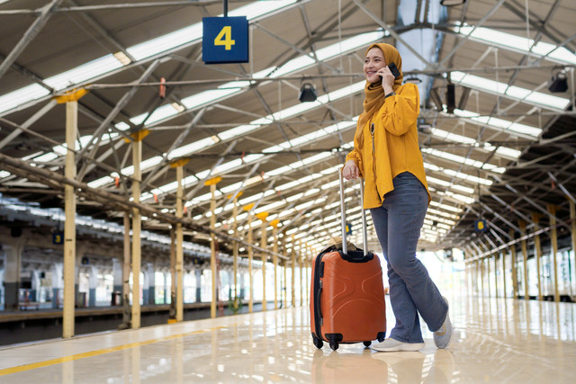 Ilustrasi perempuan solo traveling naik kereta. Foto: Shutterstock