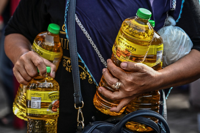 Seorang warga membeli minyak goreng di pasar pangan rakyat murah di Pura Agung Giri Natha, Semarang, Jawa Tengah, Minggu (23/3/2025). Foto: Aprillio Akbar/ANTARA FOTO