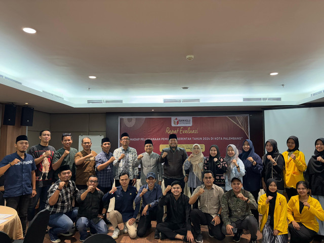 Pimpinan dan jajaran Sekretariat Bawaslu Kota Palembang pada Rapat Evaluasi terhadap Pelaksanaan Pemilihan Serentak Tahun 2024, yang berlangsung di Emilia Hotel Palembang, Jalan Letkol Iskandar No. 18, Palembang, pada Kamis, 20 Maret 2025. Foto : Humas Bawaslu Palembang