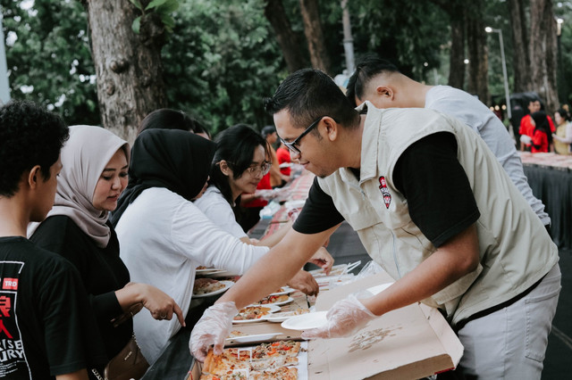 Pizza Hut gelar buka puasa bersama dengan 100 meter pizza. Foto: Pizza Hut Indonesia