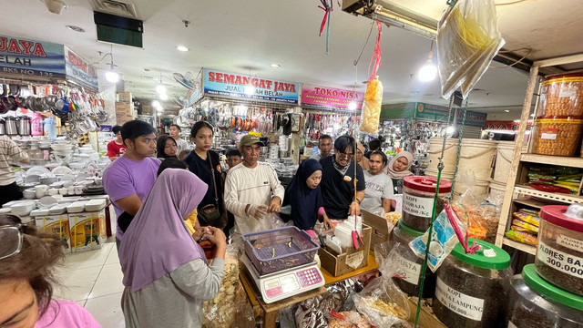 Masyarakat berburu kue lebaran di Pasar Senen, Jakarta Pusat, Minggu (23/3/2025). Foto: Haya Syahira/kumparan