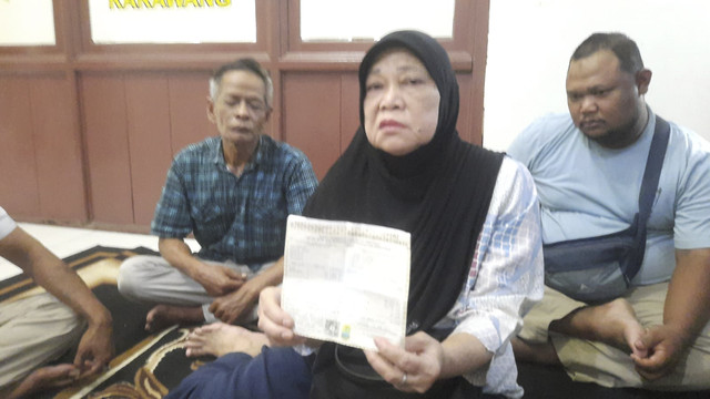 Henny Yulianti (60) pemilik rumah di Dusun Krajan, Desa Batujaya, Kecamatan Batujaya, Karawang. Foto: Dok. Istimewa