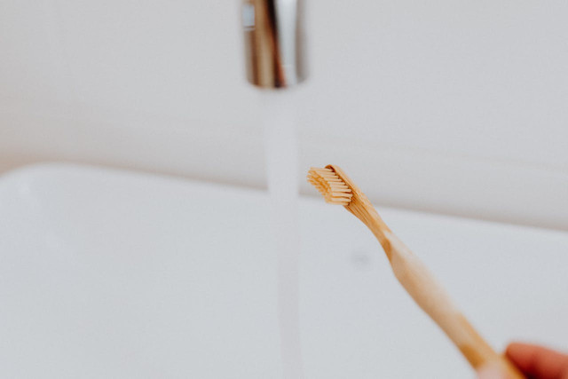 Cara memakai siwak. Foto hanya ilustrasi, bukan yang sebenarnya. Sumber: Pexels/Photo By 