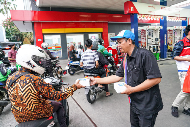 Pertamina Patra Niaga menghadirkan program tahunan Berkah Mengaji Surat Pilihan dan pembagian takjil gratis di Stasiun Pengisian Bahan Bakar Umum (SPBU) di seluruh Indonesia selama Ramadan 2025. Foto: dok. Pertamina Patra Niaga
