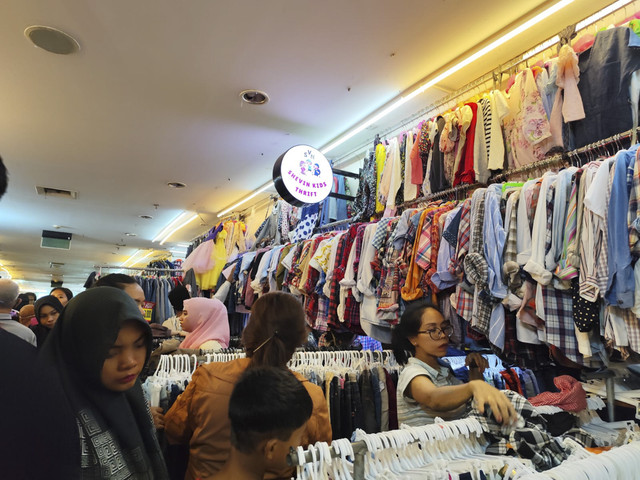 Masyarakat berburu pakaian bekas atau thrifting di Pasar Senen, Jakarta, pada Minggu (23/3/2025). Foto: Luthfi Humam/kumparan