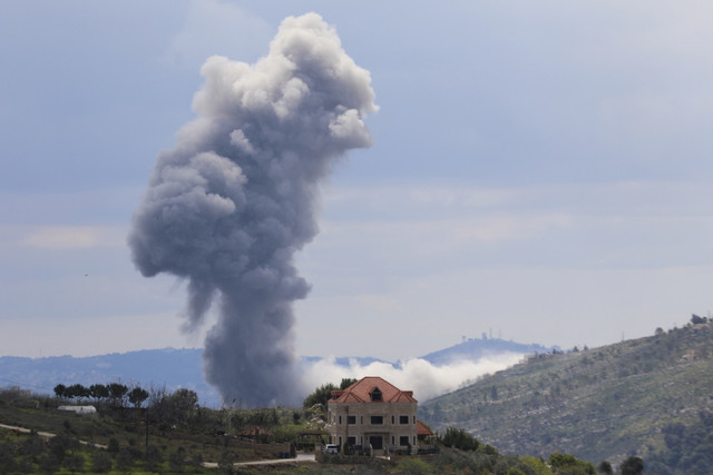 Asap mengepul dari Taibeh, setelah serangan Israel sebagai tanggapan atas tembakan roket lintas batas, seperti yang terlihat dari Marjayoun di Lebanon selatan, Sabtu (22/3/2025). Foto: Karamallah Daher/REUTERS