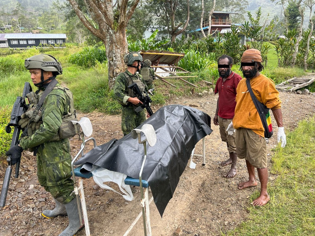 TNI lakukan evakuasi terhadap tenaga pengajar dan tenaga kesehatan pasca serangan OPM di Distrik Anggruk, Papua Pegunungan.  Foto: Dok. Puspen TNI
