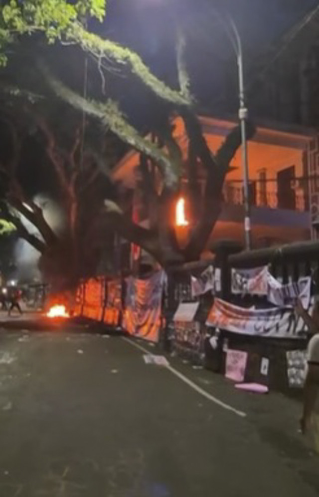 Gedung DPRD Kota Malang terbakar saat aksi terkait RUU TNI. Foto: Dok. Istimewa