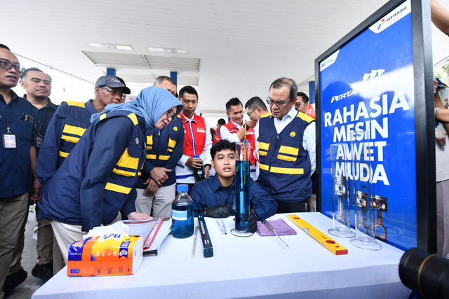 Kepala BPH Migas Erika Retnowati (keempat dari kiri) didampingi jajaran manajemen Pertamina melakukan saat melakukan pengecekan BBM menjelang Idul Fitri 2025 di Medan pada inggu (23/3). Foto: Dok. Pertamina