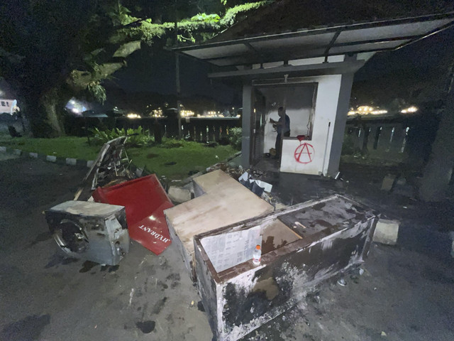 Kondisi sekitar gedung DPRD Kota Malang usai demo RUU TNI, Minggu (23/3/2025). Foto: Dok. Istimewa