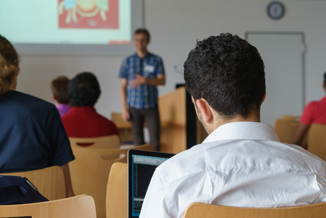 https://cdn.pixabay.com/photo/2017/08/18/08/00/seminar-2654142_1280.jpg (Ilustrasi perkuliahan)