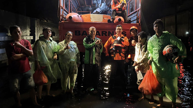 Influencer Didi Roa (tengah) saat membagikan makanan siap saji untuk warga terdampak banjir Manado. (foto: istimewa)