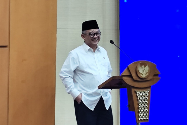 Mendikdasmen Abdul Mu'ti memberikan sambutan dalam penandatangan kesepahaman dan perjanjian kerja di Gedung A Kemendikburistek, Jakarta Pusat, Senin (24/3/2025). Foto: Alya Zahra/kumparan