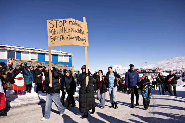 Para pengunjuk rasa ikut serta dalam pawai unjuk rasa yang berakhir di depan konsulat AS, dengan slogan, "Greenland milik rakyat Greenland", di Nuuk, Greenland, Sabtu (15/3/2025). Foto: Christian Klindt Soelbeck/Ritzau Scanpix/via REUTERS