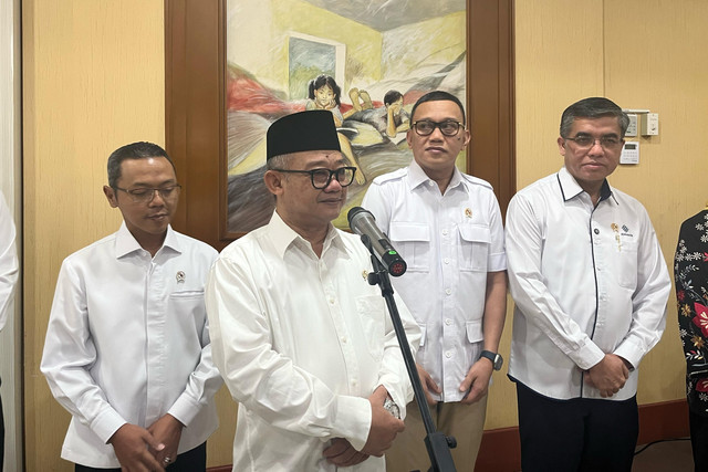 Mendikdasmen Abdul Mu'ti memberikan keterangan pers di Gedung A Kemendikbudristek, Jakarta Pusat, Senin (24/3/2025). Foto: Alya Zahra/kumparan 