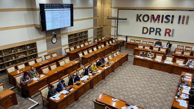 Komisi III rapat dengar pendapat umum dengan Juniver Girsang, Julius Ibrani PBHI dan Prof. Romli Atmasasmita di Kompleks Parlemen, Senayan, Jakarta, Senin (24/3/2025). Foto: Haya Syahira/kumparan