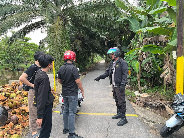Sejumlah polisi mendatangi Tempat Kejadian Perkara (TKP). Dok: Polres Kubu Raya