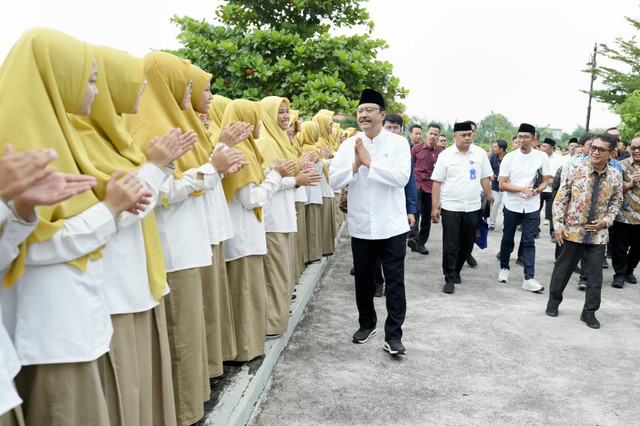 Menteri Sosial Saifullah Yusuf mengunjungi SMA Unggulan CT Arsa Foundation Sukoharjo, Minggu (23/3/2025). Foto: Kemensos RI